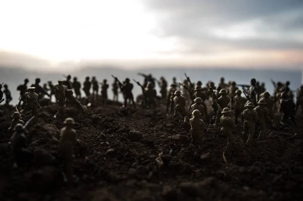 Cena Batalha Silhuetas Militares Lutando Cena Fundo Céu Nevoeiro Guerra — Fotografia de Stock