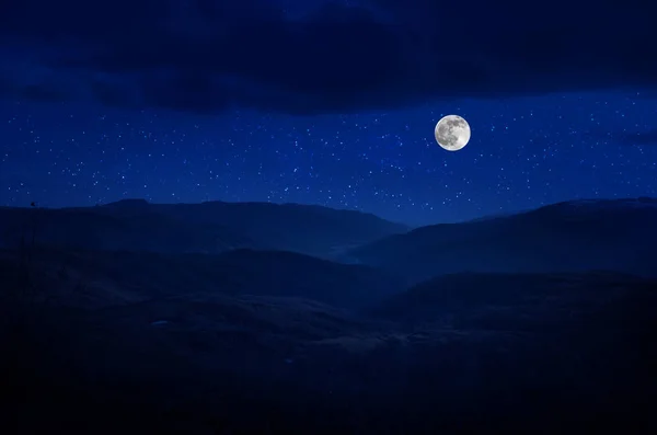 Mountain Road Attraverso Foresta Una Notte Luna Piena Paesaggio Paesaggistico — Foto Stock