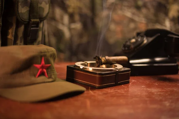Närbild Kubansk Cigarr Och Askkopp Trä Bordet Kommunistdiktator Commander Bord — Stockfoto