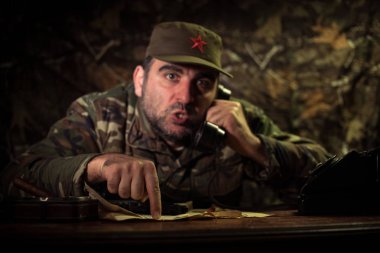 Masada oturan kötü diktatör. Kızgın komünist genel oturma Merkez veya karanlık odada Küba Komutan. Studio dekorasyon