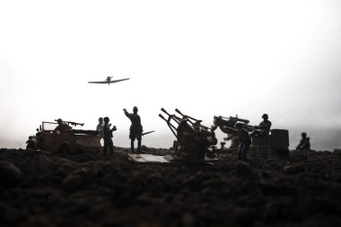 Bir uçaksavar topu ve askeri siluetleri savaş sis gökyüzü arka plan üzerinde mücadele sahne. Müttefik Hava Kuvvetleri Alman pozisyonlar saldırıyor. Sanat sahne dekore edilmiştir. Seçici odak