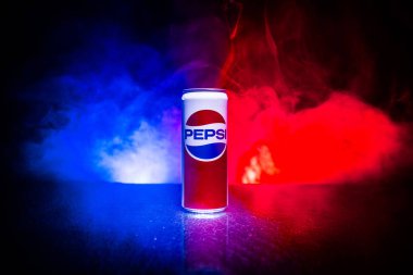 Bakü, Azerbaycan - 20 Nisan 2019 : Pepsi koyu tonlu sisli arka plana karşı olabilir. Pepsi Pepsico tarafından üretilen gazlı meşrubat.