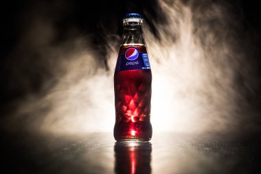 Bakü, Azerbaycan -20 Nisan 2019 : Pepsi Classic, koyu tonlu sisli arka plana karşı cam şişede. Pepsi Pepsico tarafından üretilen gazlı meşrubat.