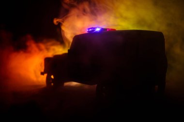 Geceleri polis arabaları. Polis arabası sisli bir arabayı gece takip ediyor. 911 acil durum arabası suç mahalline doğru hızla gidiyor. Seçici odak