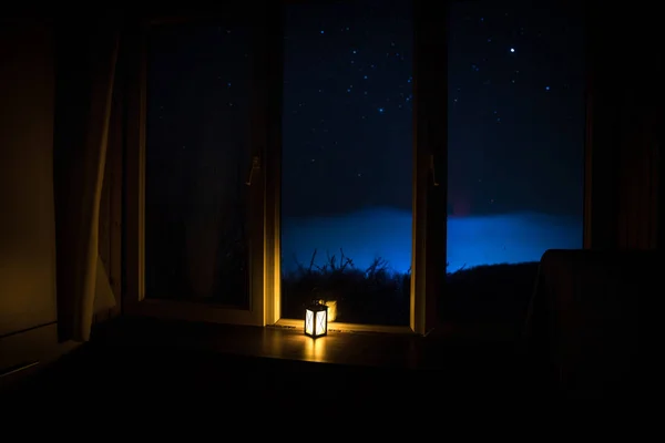 Escena Nocturna Estrellas Vistas Por Ventana Desde Cuarto Oscuro Cielo — Foto de Stock