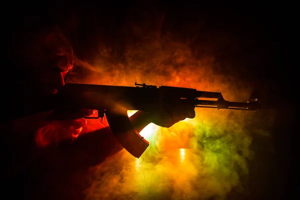 Silhouette Eines Mannes Mit Sturmgewehr Bereit Zum Angriff Auf Dunkel — Stockfoto