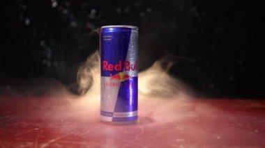 Bakü, Azerbaycan - 20 Nisan 2018: Red Bull classic 250 ml koyu tonlu sisli arka plan üzerinde olabilir. Red Bull Avusturyalı red bull gmbh şirketi tarafından satılan bir enerji içeceği
