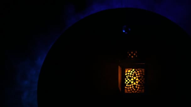 恐怖万圣节的概念 晚上在森林里烧旧油灯 夜景的噩梦场面 选择性聚焦 — 图库视频影像
