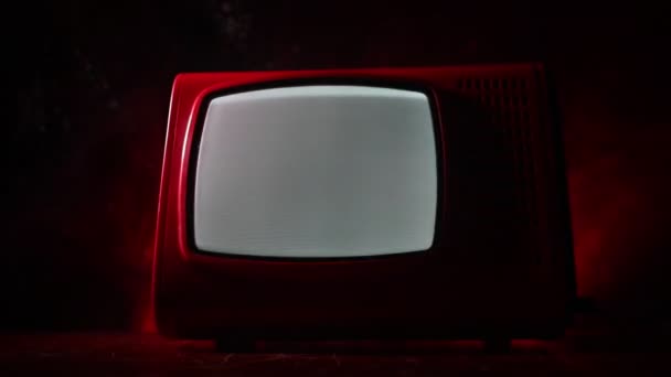 Stará rudá červená televize s bílým zvukem na tmavém mlhavé pozadí. Retro stará televize nikdy nesignalizuje. Selektivní zaměření