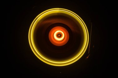 Müzik Dj konsepti. Yangın ve duman vinil kayıt üzerinde iz. Vinil disk yazma. Pikap vinil plak çalar koyu arka plan üzerinde. Seçici odak