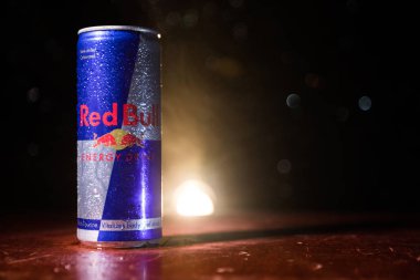 Bakü, Azerbaycan - 20 Nisan 2018: Red Bull classic 250 ml koyu tonlu sisli arka plan üzerinde olabilir. Red Bull Avusturyalı red bull gmbh şirketi tarafından satılan bir enerji içeceği