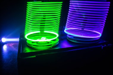 Koyu tonda sisli arka plan üzerinde makara oynatıcı ve kaydedici eski vintage makara. Analog Stereo Açık Makara Bant Güverte Kaydedici Çalar Makaralar ile. Seçici odaklama