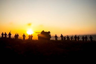 Savaş kavramı. Askeri savaş sis gökyüzü arka plan, Dünya Savaşı askerler siluetleri aşağıda bulutlu manzarası gün batımında dövüş sahnesinde siluetleri. Saldırı sahne. Zırhlı araçlar. tank içinde hareket