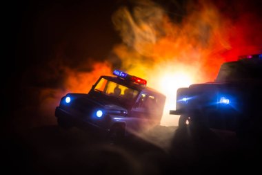 Polis arabası sisli bir arabayı gece takip ediyor. 911 acil durum arabası suç mahalline doğru hızla gidiyor. Seçici odak