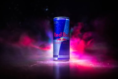 Bakü, Azerbaycan - 20 Nisan 2018: Red Bull classic 250 ml koyu tonlu sisli arka plan üzerinde olabilir. Red Bull Avusturyalı red bull gmbh şirketi tarafından satılan bir enerji içeceği