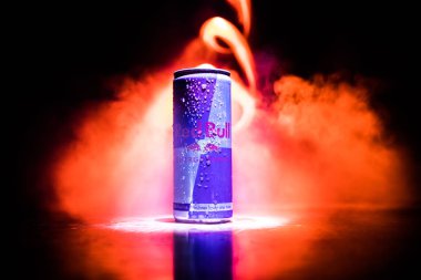 Bakü, Azerbaycan - 20 Nisan 2018: Red Bull classic 250 ml koyu tonlu sisli arka plan üzerinde olabilir. Red Bull Avusturyalı red bull gmbh şirketi tarafından satılan bir enerji içeceği
