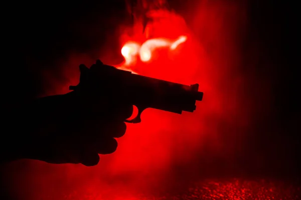 Мужская Рука Держит Пистолет Черном Фоне Дымовым Тонированным Задним Освещением — стоковое фото