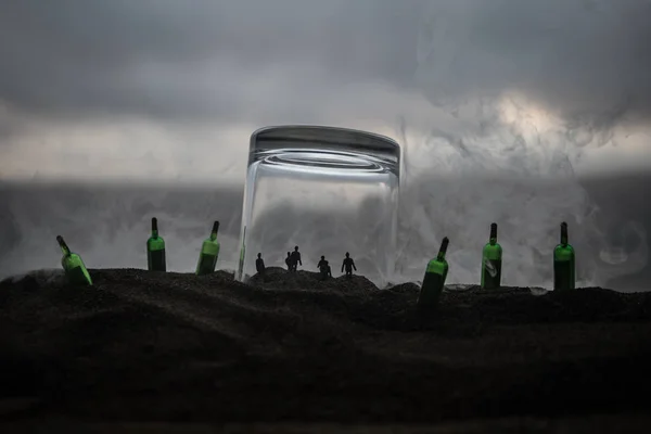Abstrakta Alkoholism Koncept Människor Jätte Glas Som Fängelse Kreativa Konstverk — Stockfoto