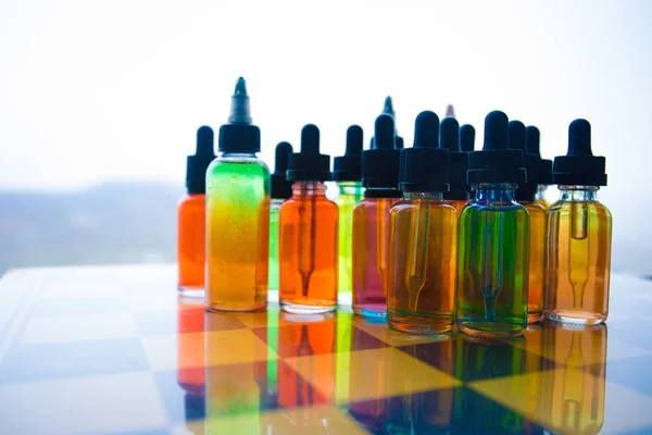 Concepto Vape Hermosas Botellas Vidrio Líquido Vapor Colorido Aire Libre — Foto de Stock