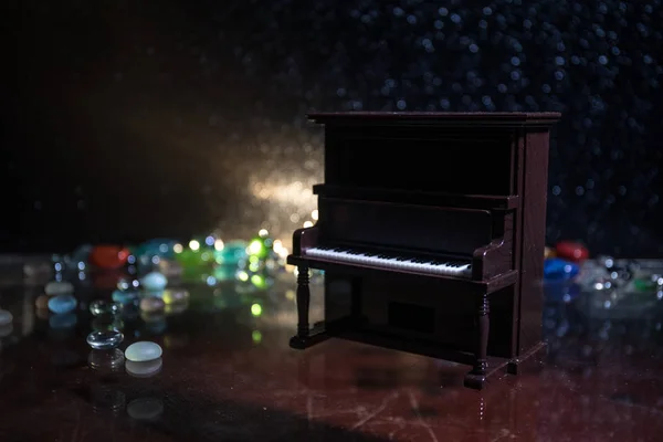 Творча Концепція Художня Прикраса Піаніно Темному Тонованому Туманному Фоні Світлом — стокове фото