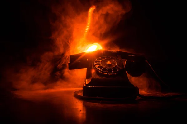 Παλιά Μαύρο Τηλέφωνο Την Παλιά Ξύλινη Σανίδα Τέχνη Σκούρο Φόντο — Φωτογραφία Αρχείου