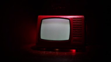 Koyu tonda sisli arka plan üzerinde beyaz gürültü ile eski vintage kırmızı Tv. Retro eski Televizyon reciever hiçbir sinyal. Seçici odaklama