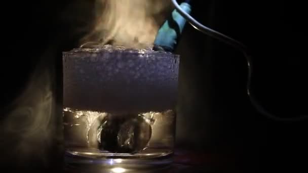 Chauffe-eau électrique vintage pour infuser le thé dans une tasse sur fond brumeux foncé. Eau de chauffage dans un verre après moutarde. L'ancienne méthode de brassage du thé .