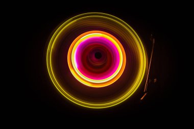 Müzik Dj konsepti. Yangın ve duman vinil kayıt üzerinde iz. Vinil disk yazma. Pikap vinil plak çalar koyu arka plan üzerinde. Seçici odak