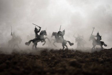 Süvari ve piyade ile ortaçağ savaş sahnesi. Siluetleri şekiller ayrı nesneler olarak mücadele günbatımı sisli arka plan savaşçılar arasında. Resim dekorasyon. Seçici odak