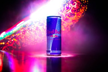 Bakü, Azerbaycan - 20 Nisan 2018: Red Bull classic 250 ml koyu tonlu sisli arka plan üzerinde olabilir. Red Bull Avusturyalı red bull gmbh şirketi tarafından satılan bir enerji içeceği