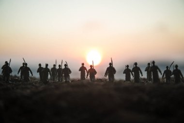 Savaş kavramı. Askeri savaş sis gökyüzü arka plan, Dünya Savaşı askerler siluetleri aşağıda bulutlu manzarası gün batımında dövüş sahnesinde siluetleri. Saldırı sahne. Zırhlı araçlar. tank içinde hareket