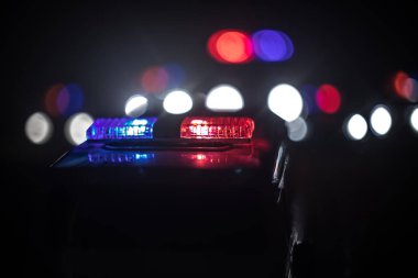 Geceleri polis arabaları. Polis arabası sisli bir arabayı gece takip ediyor. 911 acil durum arabası suç mahalline doğru hızla gidiyor. Seçici odak