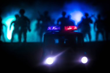 Geceleri polis arabaları. Polis arabası sisli bir arabayı gece takip ediyor. 911 acil durum arabası suç mahalline doğru hızla gidiyor. Seçici odak