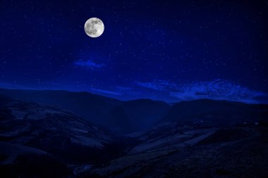 Dağ yolu ormandaki bir dolunay gecesi. Ülke yolun gece büyük moon ile doğal gece manzarası