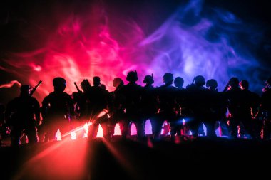 Anti-çevik kuvvet polisi vermek sinyal hazır olmak. Hükümet güç kavramı. Polis içinde hareket. Işık ile karanlık bir arka plan üzerinde duman. Mavi kırmızı yanıp sönen sirenler. Diktatörlük güç
