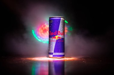 Bakü, Azerbaycan - 20 Nisan 2018: Red Bull classic 250 ml koyu tonlu sisli arka plan üzerinde olabilir. Red Bull Avusturyalı red bull gmbh şirketi tarafından satılan bir enerji içeceği
