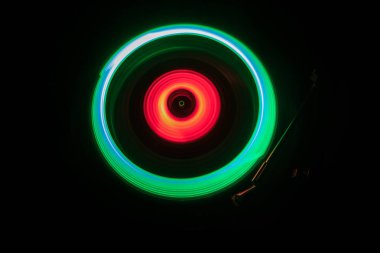 Müzik Dj konsepti. Yangın ve duman vinil kayıt üzerinde iz. Vinil disk yazma. Pikap vinil plak çalar koyu arka plan üzerinde. Seçici odak