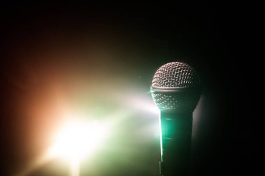 Ses, müzik için mikrofon, ses stüdyosunda ya da sahnede karaoke. Mikrofon teknolojisi. Ses, konser eğlence arka planı. Konuşma yayın ekipmanı. Canlı pop, rock müzik performansı