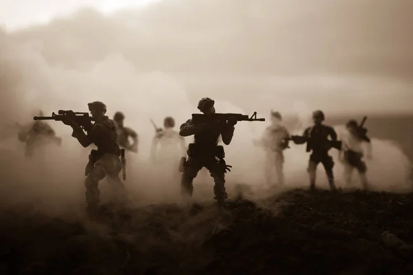 Escena Batalla Siluetas Militares Peleando Escena Fondo Del Cielo Niebla — Foto de Stock