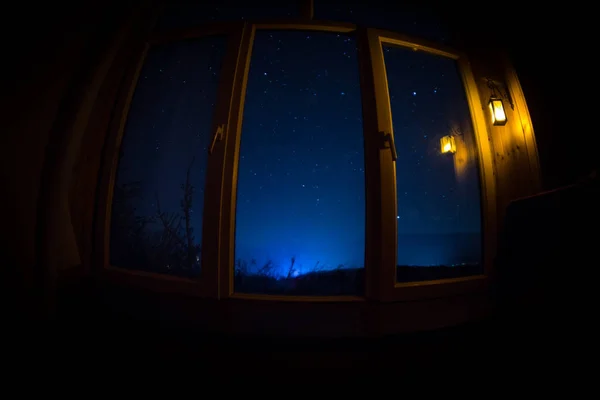 Escena Nocturna Estrellas Vistas Por Ventana Desde Cuarto Oscuro Cielo — Foto de Stock