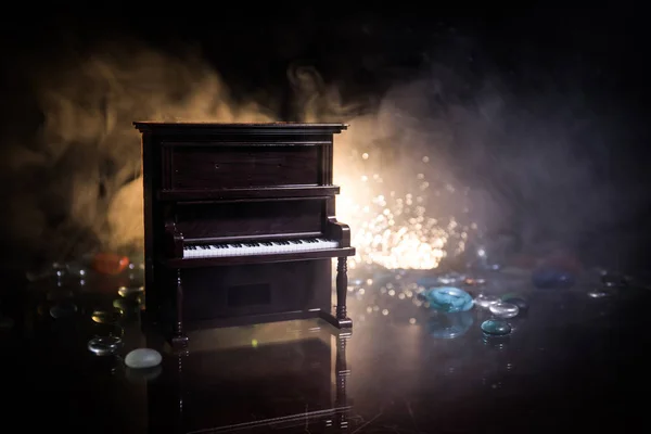 Concepto Creativo Decoración Obra Arte Con Piano Sobre Fondo Nebuloso — Foto de Stock