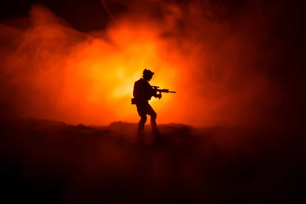Katonai Katona Silhouette Fegyvert Háború Fogalmát Katonai Sziluettek Harci Jelenet — Stock Fotó