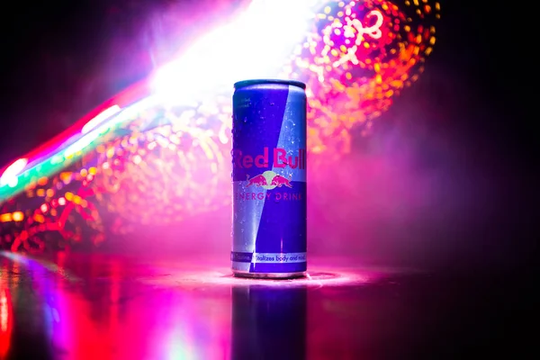 Bakü, Azerbaycan - 20 Nisan 2018: Red Bull classic 250 ml koyu tonlu sisli arka plan üzerinde olabilir. Red Bull Avusturyalı red bull gmbh şirketi tarafından satılan bir enerji içeceği