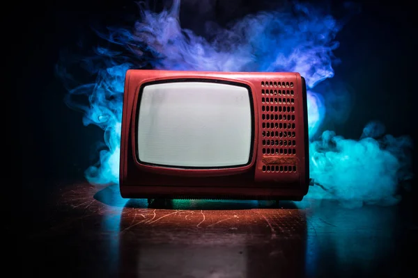 Старый Винтажный Красный Телевизор Белым Шумом Темном Тонированном Туманном Фоне — стоковое фото