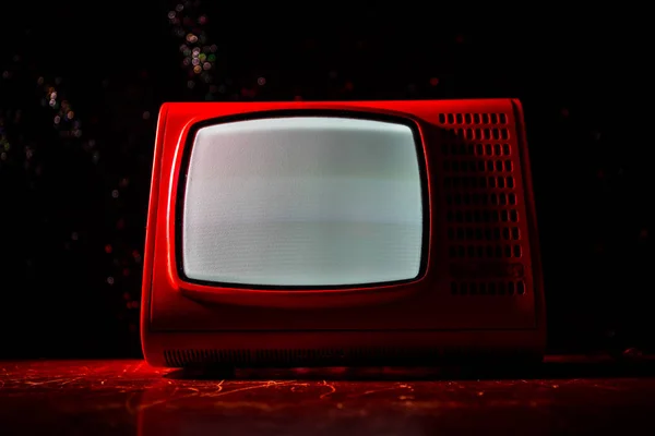 Старый Винтажный Красный Телевизор Белым Шумом Темном Тонированном Туманном Фоне — стоковое фото