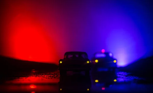 Rendőrautó Üldöz Egy Kocsit Éjszaka Ködös Háttérrel 911 Vészhelyzeti Rendőrautó — Stock Fotó