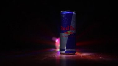 Bakü, Azerbaycan - 20 Nisan 2018: Red Bull classic 250 ml koyu tonlu sisli arka plan üzerinde olabilir. Red Bull Avusturyalı red bull gmbh şirketi tarafından satılan bir enerji içeceği