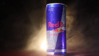 Bakü, Azerbaycan - 20 Nisan 2018: Red Bull classic 250 ml koyu tonlu sisli arka plan üzerinde olabilir. Red Bull Avusturyalı red bull gmbh şirketi tarafından satılan bir enerji içeceği