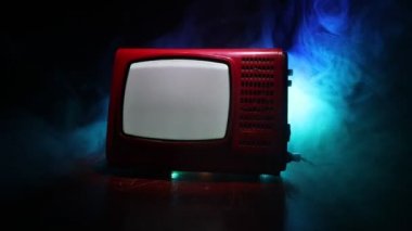Koyu tonda sisli arka plan üzerinde beyaz gürültü ile eski vintage kırmızı Tv. Retro eski Televizyon reciever hiçbir sinyal. Seçici odaklama