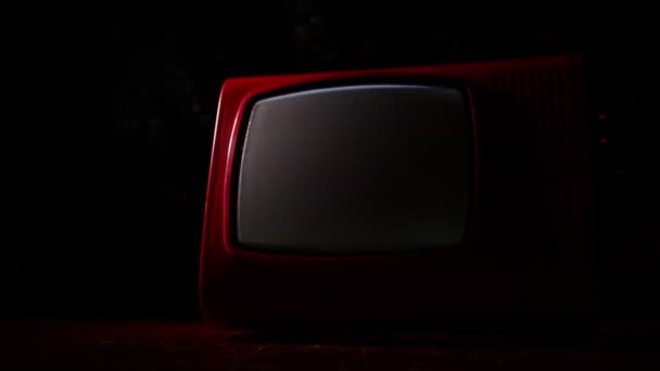 老式红色电视与白色噪音在黑暗的色调雾背景 复古老电视没有信号 选择性聚焦 — 图库视频影像